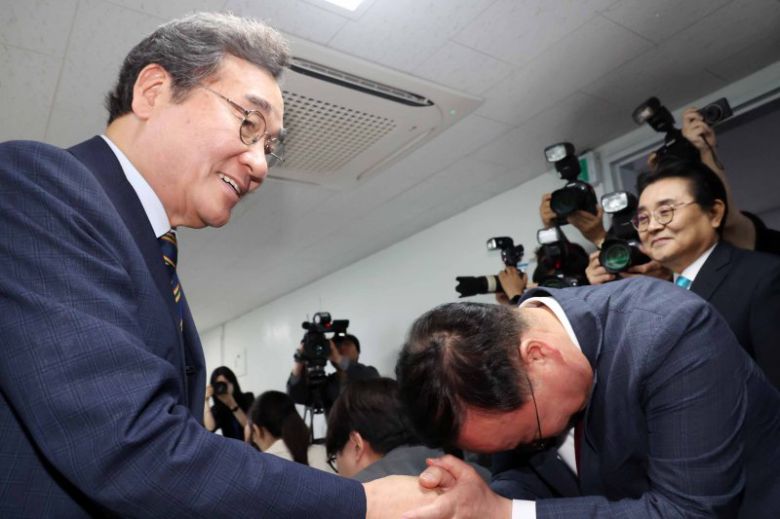 이낙연 새미래민주당 상임고문이 27일 오전 서울 여의도 중앙당사에서 김문수 국민의힘 대선후보와 '개헌·공동정부' 합의 관련 기자회견 마친 뒤 김재원 김문수 후보 비서실장과 악수하고 있다. 오른쪽은 전병헌 새미래민주당 대표. /사진=뉴시스