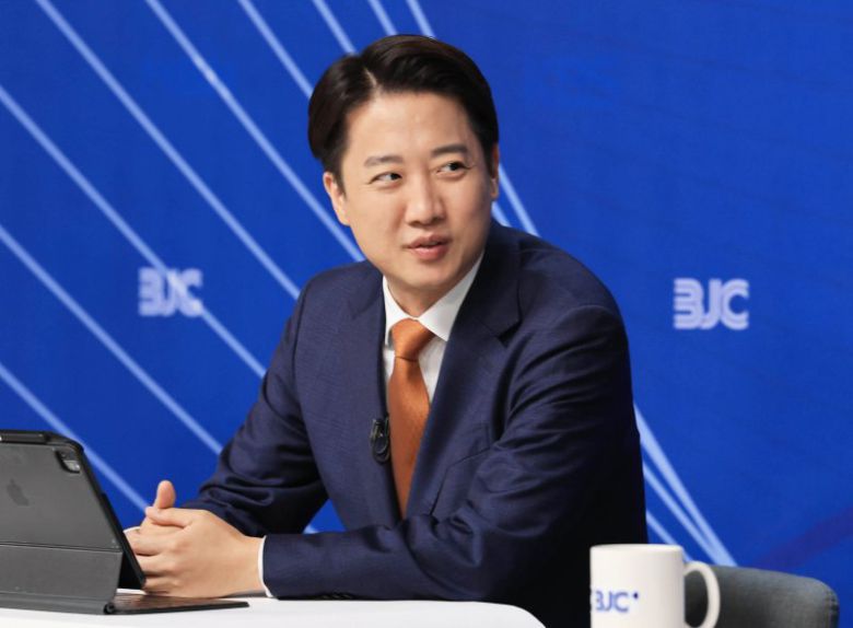 이준석 개혁신당 대통령 후보가 26일 오전 서울 양천구 한국방송회관에서 열린 한국방송기자클럽(BJC) 초청 토론회에서 패널들과 대화하고 있다. (공동취재) 2025.5.26/뉴스1 /사진=뉴스1화상