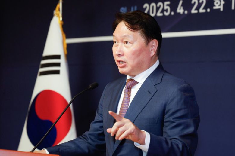 최태원 대한상공회의소 회장. 뉴시스                                    이시바 시게루 일본 총리. AP뉴시스