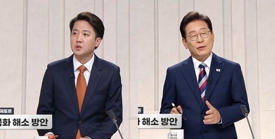 더불어민주당 이재명(오른쪽), 개혁신당 이준석 대선 후보가 27일 서울 마포구 상암동 MBC 스튜디오에서 진행된 정치 분야 TV토론회에서 발언하고 있다. 출처=mbc 갈무리