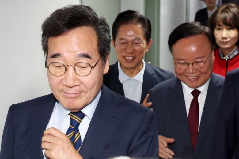 이낙연 새미래민주당 상임고문이 27일 오전 서울 여의도 중앙당사에서 김문수 국민의힘 대선후보와 '개헌·공동정부' 합의 관련 기자회견 마친 뒤 이동하고 있다. 오른쪽은 김재원 김문수 후보 비서실장. 사진=뉴시스