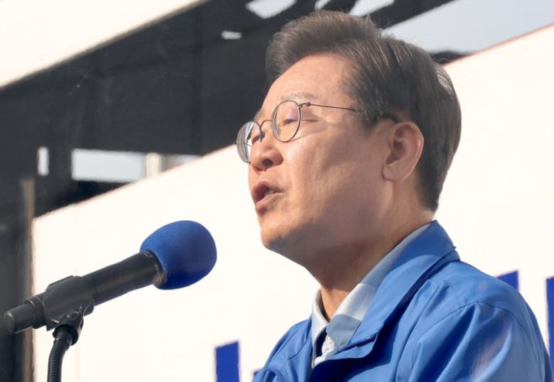 [남양주=뉴시스] 조성봉 기자 = 이재명 더불어민주당 대선 후보가 26일 경기 남양주 평내호평역 광장에서 열린 유세에서 시민들에게 지지를 호소하고 있다. 2025.05.26. suncho21@newsis.com /사진=뉴시스