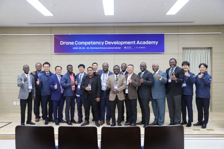 26일 드론 역량개발 아카데미 참석자들과 한국교통안전공단(TS) 관계자들이 기념 촬영르 하고 있다. TS 제공