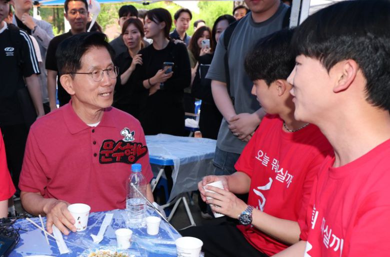 김문수 국민의힘 대선 후보가 28일 경북 경산시 영남대학교를 찾아 대동제 부스에서 학생들과 즐거운 시간을 보내고 있다. 뉴시스