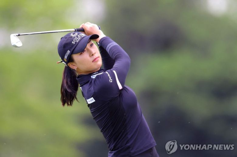 윤이나가 티샷을 하고 있다. 올해 LPGA에 진출한 윤이나는 최근 3연속 컷탈락의 부진에 빠져있다. 연합뉴스