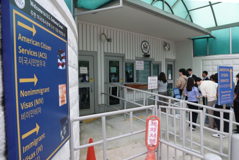 28일 서울 종로구 주한미국대사관 앞에 시민들이 미국 비자심사를 받기 위해 줄지어 서 있다. 뉴스1