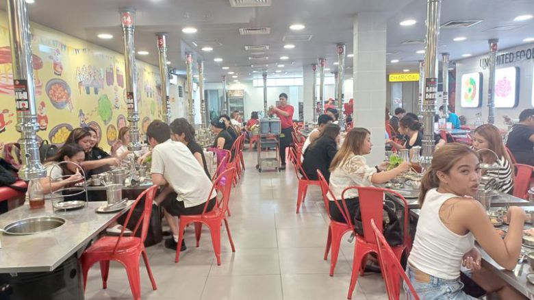 손님이 가득찬 한국식 비비큐 체인점 삼겹살라맛 내부의 모습.