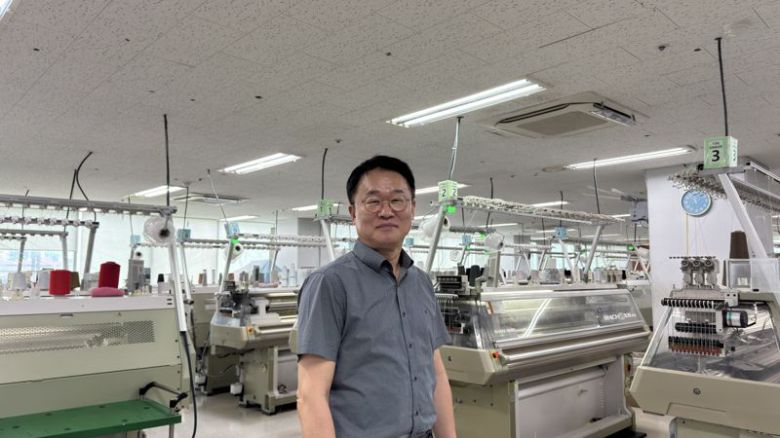 임대빈 아이디모드 대표이사가 지난 26일 서울디지털산업단지 내 아이디모드 본사에서 홀가먼트 니트 제조설비에 대해 설명하고 있다. 사진=신지민 기자