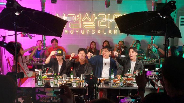 필리핀 마니라에 위치한 한국식 비비큐 식당에서 필리핀 현지 아이돌과 전 개그맨 정성한씨가 진로와 함께하는 '이슬라이브' 방송을 진행하고 있다. 사진=이환주 기자