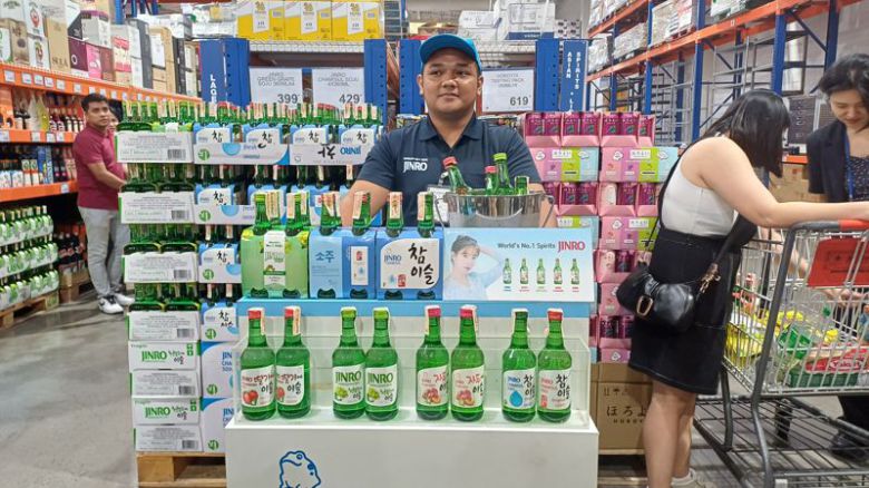 필리핀 마닐라 창고형 할인점인 S&R에서 참이슬 소주 시식대가 마련돼 있다.