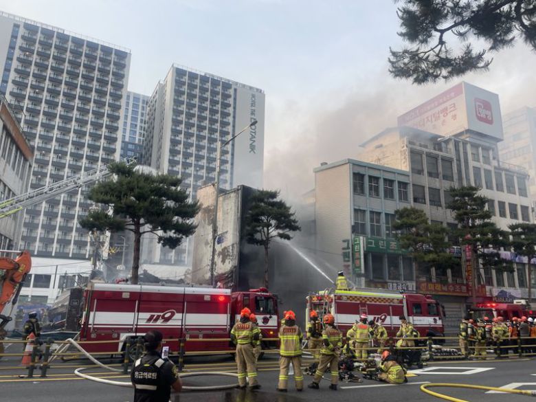 28일 오후 서울 중구 을지로 세운대림상가 인근의 한 건물에서 화재가 발생해 소방대원들이 화재 진압을 하고 있다./사진=서윤경 기자