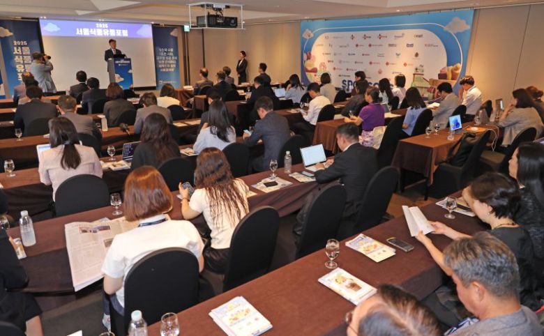 28일 '2025 서울식품유통대전(K푸드쇼)' 일환으로 서울 중구 더플라자호텔 서울에서 열린 '2025 서울식품유통포럼'에 참석한 박범수 농림축산식품부 차관이 축사를 하고 있다. 박 차관은 "K푸드의 세계화를 위해 정부 지원을 확대하겠다"고 약속했다. 사진=박범준 기자                                      이기원 서울대 푸드테크학과 교수