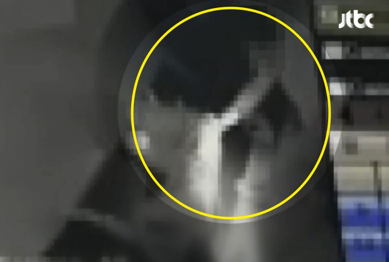 폐쇄회로(CC)TV에 담긴 20대 남성의 범행 장면/사진=JTBC '사건반장' 캡처