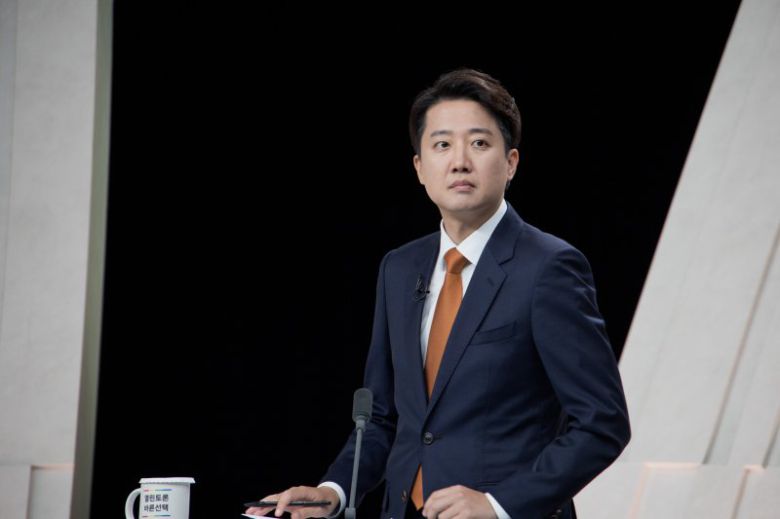 이준석 개혁신당 대통령 후보가 27일 서울 상암 MBC스튜디오에서 열린 21대 대선후보 3차 토론회에 참석해 토론 준비를 하고 있다. /사진=뉴스1