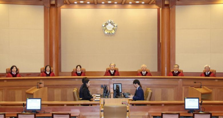 김형두 헌법재판소장 권한대행과 헌법재판관들이 29일 오후 서울 종로구 헌법재판소 대심판정에서 열린 5월 심판사건 선고에 참석하고 있다. 왼쪽부터 정계선, 김복형, 정정미, 김 권한대행, 정형식, 조한창, 마은혁 헌법재판관. /사진=뉴시스