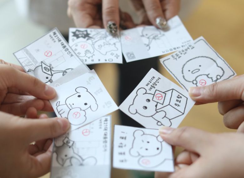 캐릭터 투표 인증 제21대 대선 사전투표 첫날인 29일 서울 한 사무실에서 사전투표를 마친 유권자들이 투표에 참여하며 기표 도장을 찍은 다양한 '투표 인증 용지'들을 보여주고 있다. 연합뉴스                                      첫 투표하는 고등학생들 29일 경기도 수원시 장안구 연무동행정복지센터에 마련된 투표소에서 관내 고등학생들이 첫 참정권을 행사하고 있다. 연합뉴스                                       군인들도 소중한 한 표 29일 오후 경남 창원시 진해구 도천초등학교에 마련된 투표소에서 해군 병사들이 사전투표에 참여하고 있다. 연합뉴스