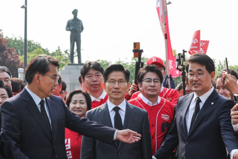 김문수 국민의힘 대선 후보가 29일 인천 중구 맥아더공원을 방문해 참배를 마쳤다. 사진=뉴시스