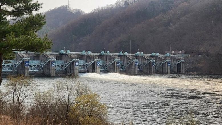 안동댐에서 긴급 방류하고 있는 모습. (한국수자원공사 제공.재판매 및 DB금지)/뉴스1 /사진=뉴스1