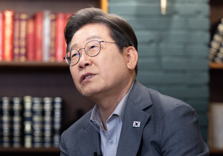 이재명 더불어민주당 대통령 후보가 지난 28일 서울 강남구의 한 스튜디오에서 열린 '1400만 개미와 한배 탔어요' 유튜브 라이브에서 발언을 하고 있다. 사진=뉴스1