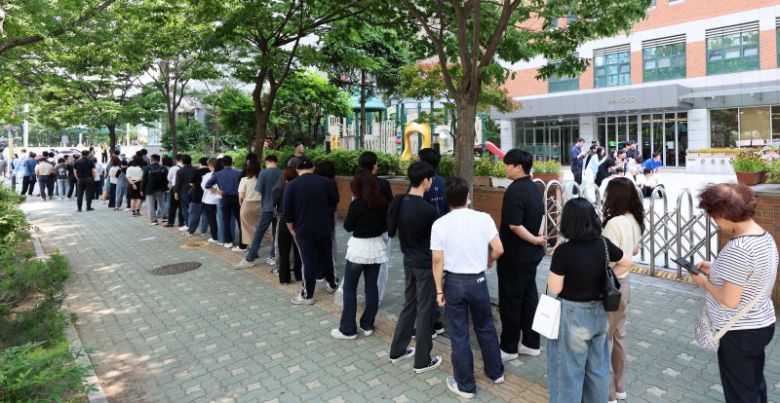 [서울=뉴시스] 이영환 기자 = 시민들이 제21대 대통령 선거 사전투표 첫날인 29일 오후 서울 영등포구 여의동주민센터에 마련된 사전투표소에서 투표를 하기 위해 대기하고 있다. 2025.05.29. 20hwan@newsis.com /사진=뉴시스