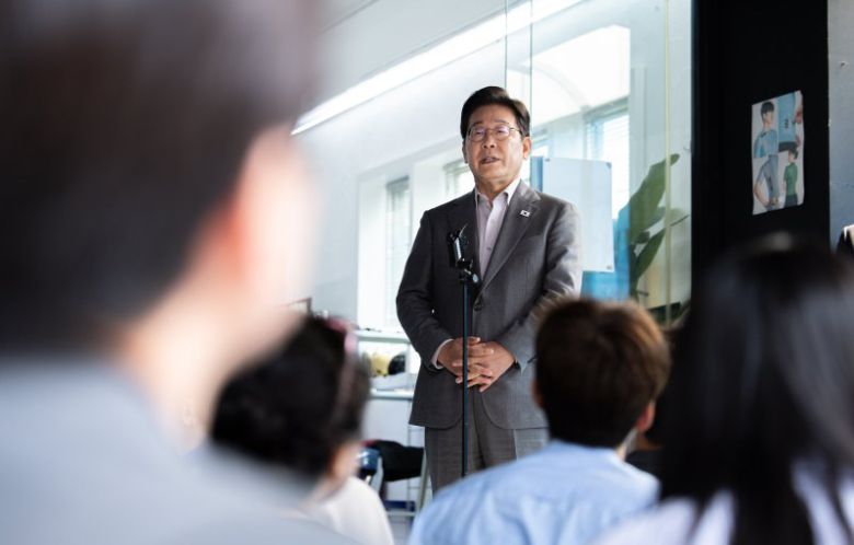 이재명 더불어민주당 대선후보가 28일 오후 서울 강남구의 한 스튜디오에서 열린 '1400만 개미와 한배 탔어요' 유튜브 생방송을 마친 뒤 백브리핑 하고 있다. 사진=뉴시스