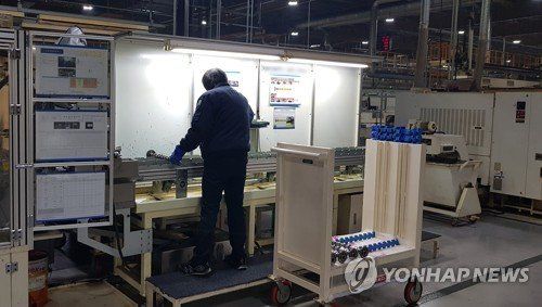 충남의 한 자동차 부품업체 공장에서 근로자가 작업을 하고 있다. 자료사진. 연합뉴스