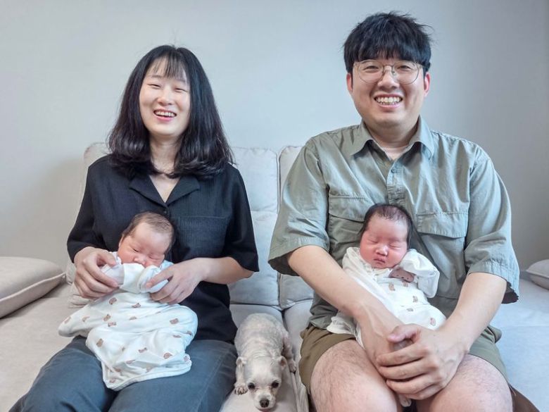 지난달 쌍둥이 출산으로 2000만원의 육아동행지원금을 받은 강남경 한화비전 책임(왼쪽) 및 가족이 포즈를 취하고 있다. 한화비전 제공