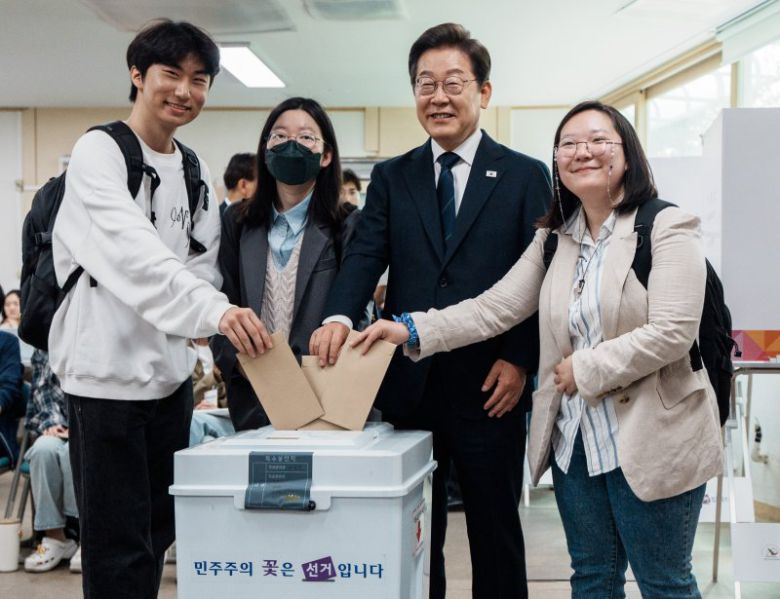 이재명 더불어민주당 대선 후보가 사전투표 첫날인 29일 서울 서대문구 신촌동 주민센터 투표소에서 청년들과 투표하고 있다. 연합뉴스