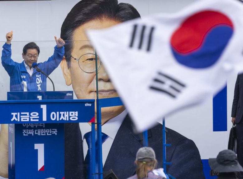 [서울=뉴시스] 조성우 기자 = 이재명 더불어민주당 대선 후보가 제21대 대통령선거 사전투표 첫날인 29일 오후 서울 송파구 잠실야구장 앞 광장에서 유세를 하고 있다. (공동취재) 2025.05.29. photo@newsis.com /사진=뉴시스