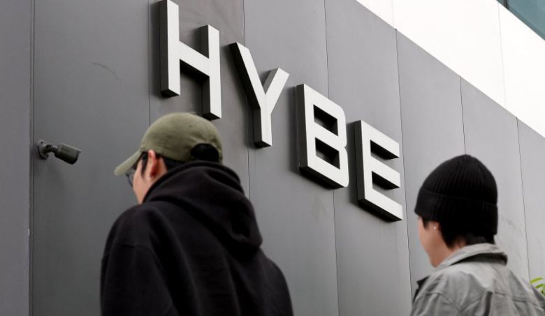 지난해 4월 23일 오후 서울 용산구 하이브 사옥 앞으로 시민이 지나가고 있다. 뉴스1