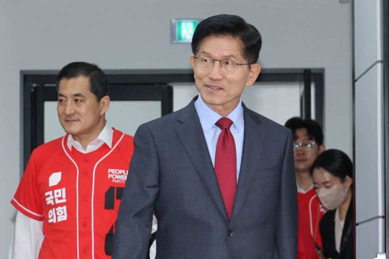 김문수 국민의힘 대통령 후보가 사전투표 마지막 날인 30일 오전 서울 여의도 당사에서 대국민 호소문을 발표하기 위해 입장하고 있다. 뉴스1