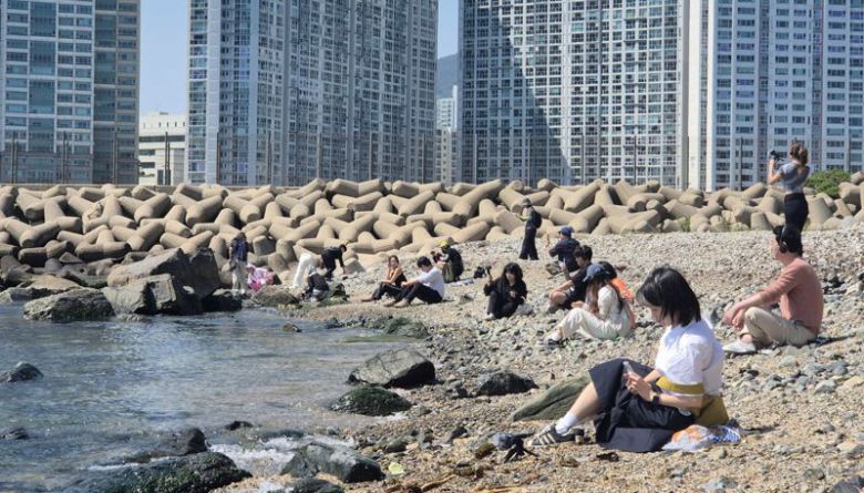30일 오후 부산 해운대 더베이 101에서 진행된 ‘요트 리트릿’ 프로그램 현장. 참여자들이 고감도 녹음장비를 들고 자연의 소리를 유심히 들어보는 ‘사운드 워킹’ 활동을 하고 있다. 사진=변옥환 기자