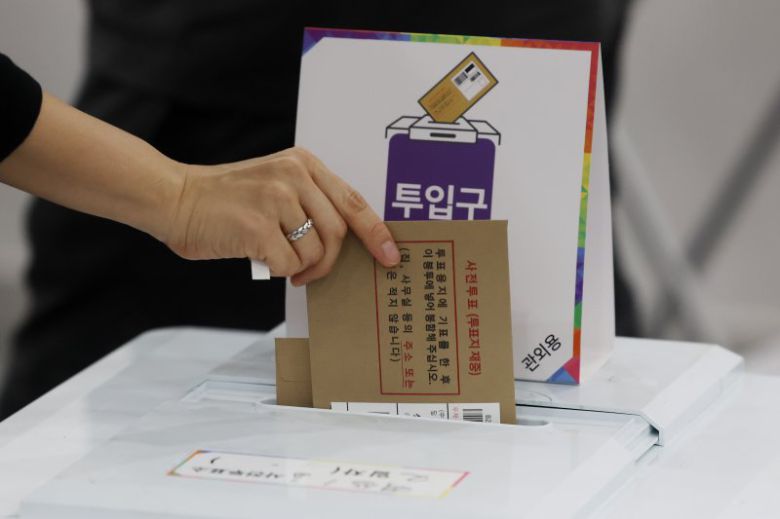 제21대 대통령선거 사전투표 둘째 날인 30일 서울 강남구 역삼1동주민센터에 마련된 사전투표소에서 유권자가 투표를 하고 있다. 사진=연합 지면화상