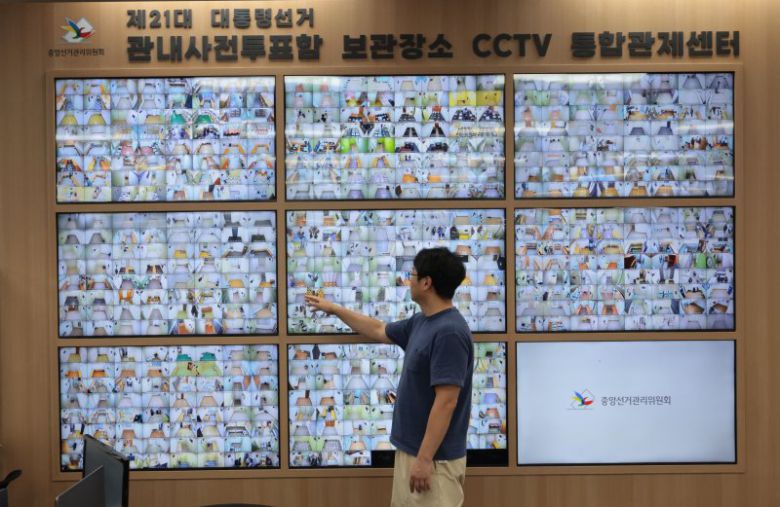 21대 대선 사전투표 1일차 종료 (과천=연합뉴스) 김인철 기자 = 제21대 대통령선거 사전투표 첫날인 29일 경기도 과천 중앙선거관리위원회 선거종합상황실에서 한 관계자가 관내사전투표함 보관장소 CCTV를 모니터링하고 있다. 이날 사전투표 1일차 최종 투표율은 역대 최고치인 19.58%로 집계됐다. 2025.5.29 yatoya@yna.co.kr (끝) /사진=연합 지면화상