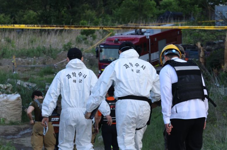 군 항공사고 조사관들이 30일 오전 경북 포항시 남구 동해면 야산에 추락한 해군 대잠 해상초계기 사고 현장 조사를 진행하고 있다. 연합뉴스