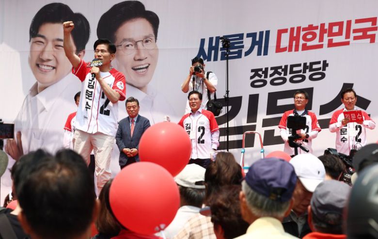 김문수 국민의힘 대통령 후보가 30일 오전 경기 이천산림조합 앞 중리사거리에서 유세를 하고 있다. 뉴스1