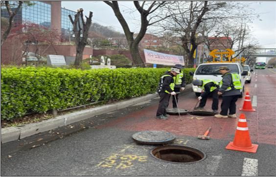 인천시는 여름철 기온상승에 따른 수돗물 사용량 증가에 대비해 시민들에게 깨끗한 수돗물을 안정적으로 공급하기 위해 주요 수도시설에 대한 집중점검을 실시한다. 사진은 상수도 송수관로 점검 모습. 인천시 제공.