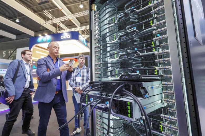 지난 3월 스페인 바르셀로나 피라 그란 비아 전시장에서 열린 '모바일 월드 콩그레스(MWC) 2025'을 찾은 관람객들이 AI 슈퍼컴퓨팅 솔루션 'GIGAPOD'를 살펴보고 있는 모습. 뉴스1