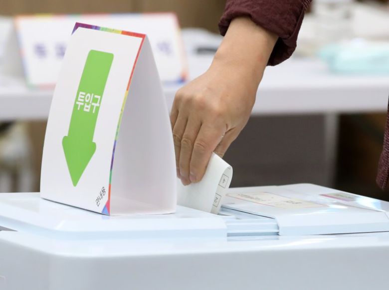 제21대 대통령선거 사전투표 첫날인 29일 오전 경남 양산시 하북면주민자치센터에 마련된 하북면 사전투표소에서 유권자가 투표를 하고 있다. 2025.5.29/뉴스1 ⓒ News1 윤일지 기자 /사진=뉴스1