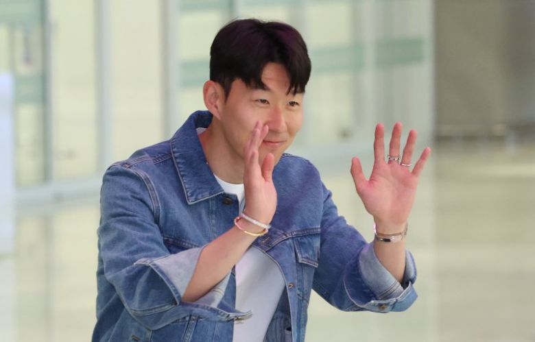 (인천공항=뉴스1) 김명섭 기자 = 유럽축구연맹(UEFA) 유로파리그 우승 후 홍명보 감독이 이끄는 축구대표팀에 선발된 손흥민이 27일 오후 인천국제공항으로 귀국하며 팬들에게 인사를 하고 있다. 2025.5.27/뉴스1 /사진=뉴스1화상