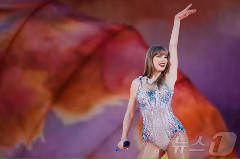 지난 2024년 9월 11일 포르투갈 리스본에서 테일러 스위프트가 '디 에라스 투어' 공연을 선보이고 있다. AFP 뉴스1