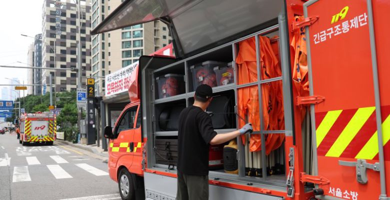 31일 오전 방화로 인한 화재가 발생한 서울 지하철 5호선 마포역 출입구에서 서울소방이 현장을 정리하고 있다. 이날 오전 8시43분께 지하철 5호선 여의나루에서 마포역 방향으로 향하던 지하철에서 방화로 인한 화재가 발생했다. 승객 400여명이 터널을 통해 마포역으로 대피했고, 21명은 연기흡입과 골절 등 부상으로 병원에 이송됐다. 오전 10시24분께 화재가 완전히 진압됐다. 경찰은 오전 9시45분께 방화 용의자 60대 남성을 여의나루역 인근에서 현행범으로 체포해 영등포경찰서에서 조사중이다. 사진=뉴시스