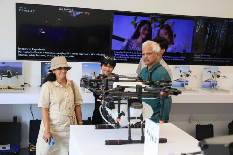 지난 13일 플로리다 마이애미에 있는 DJI 매장에서 고객들이 쇼핑을 하고 있다. 이 회사는 DJI Mavic 4 Pro가 캐나다, 멕시코 및 다른 모든 국가에서 판매될 예정이지만 미국에서는 판매되지 않을 것이라고 발표했다. 이 회사는 도널드 트럼프 미국 대통령의 관세와 드론 수입의 어려움이 미국 출시를 포기한 가장 큰 이유 중 하나라고 밝혔다. AFP 연합뉴스