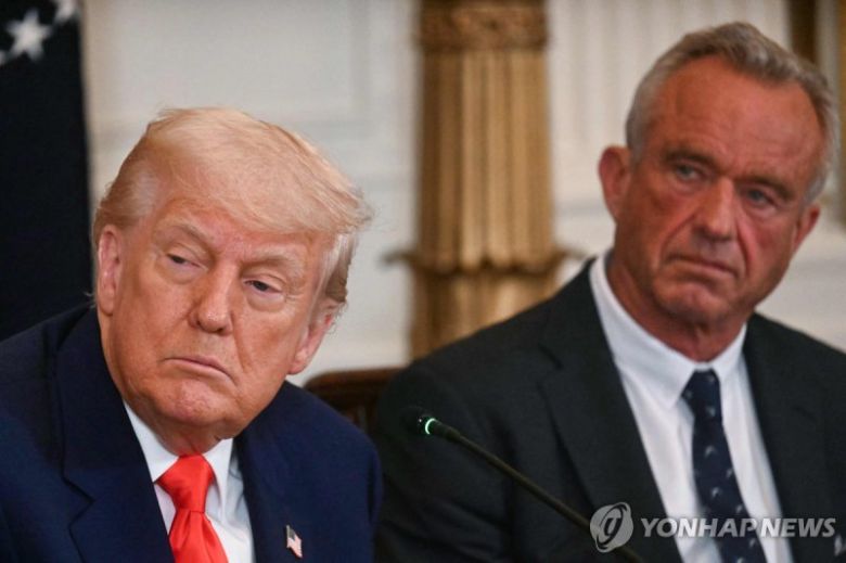 로버트 케네디 주니어 미 보건복지부 장관이 최근 한 자리에서 도널드 트럼프 미국 대통령과 함께 자리하고 있다. 연합뉴스