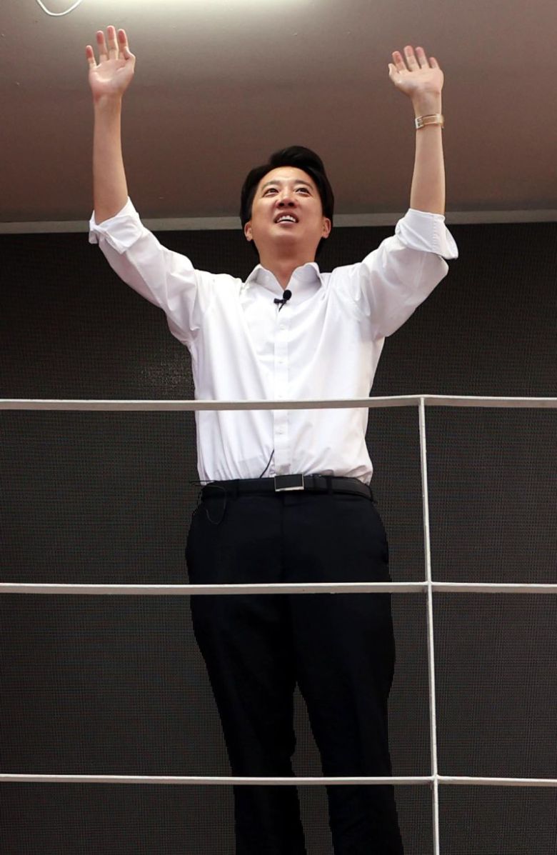 이준석 개혁신당 대선후보가 지난 30일 오후 서울 서대문구 신촌 유플렉스 앞에서 열린 유세에서 시민들에게 인사를 하고 있다 . 뉴시스