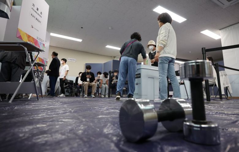 제21대 대통령 선거 사전 투표 첫날인 29일 오후 서울 강남구 수서동 강남스포츠문화센터에 마련된 사전투표소에서 유권자들이 한 표를 행사하고 있다. /사진=뉴스1