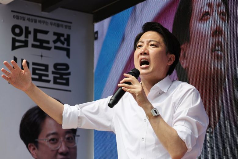 이준석 개혁신당 대통령 후보가 제21대 대통령 선거를 사흘 앞둔 31일 오후 경기 안양시 평촌로데오거리에서 열린 유세에서 막판 지지를 호소하고 있다. 뉴스1