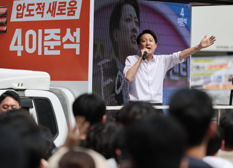 이준석 개혁신당 대통령 후보가 제21대 대통령 선거를 사흘 앞둔 31일 오후 경기 안양시 평촌로데오거리에서 열린 유세에서 막판 지지를 호소하고 있다. 뉴스1