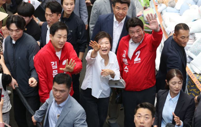 박근혜 전 대통령이 31일 대구 중구 서문시장에서 김문수 국민의힘 대선 후보 지원 유세를 하고 있다. /사진=뉴시스                                    박근혜 전 대통령이 31일 대구 중구 서문시장에서 김문수 국민의힘 대선 후보 지원 유세를 하고 있다. /사진=뉴시스