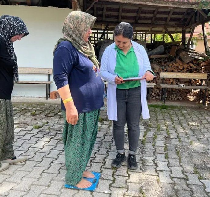 튀르키예의 공공장소 비만도 측정 모습. 튀르키예 지역 보건국 인스타그램 갈무리. /사진=뉴스1